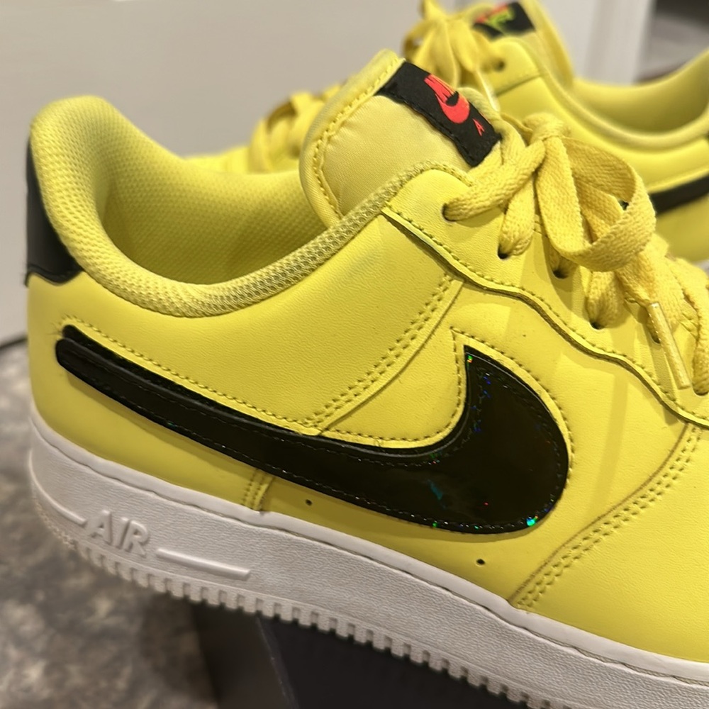 NIKE AIR FORCE 1 LV8 3 SIZE 10.5 MENS SNEAKERS BRIGHT YELLOW - Picture 5 of 16